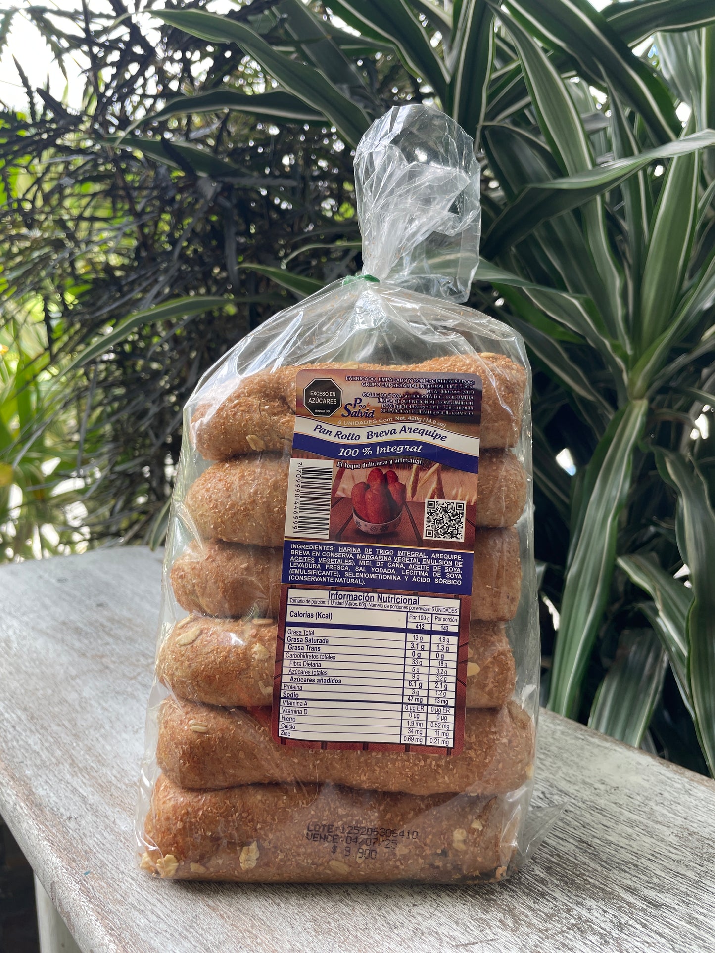 Rollo de pan integral relleno