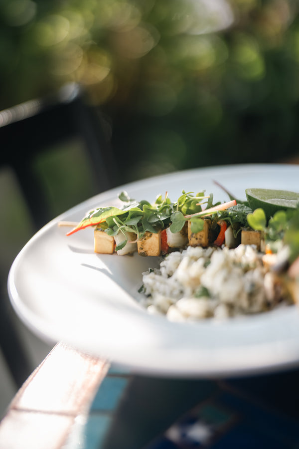 Pinchos de tofu con arroz aromatizado