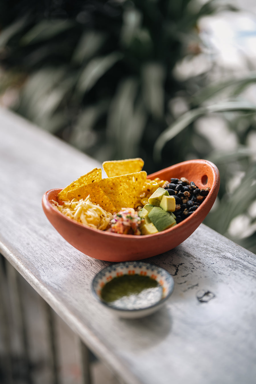 Bowl de BoticaSol con fríjol, proteína vegetal, pico de gallo y tortilla