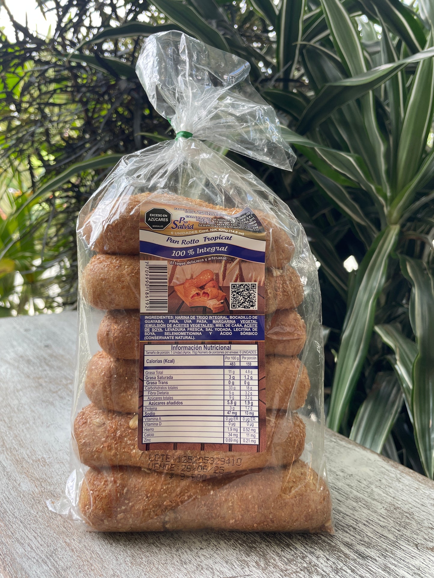 Rollo de pan integral relleno